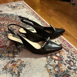 Issac Mizrahi black pointy toe heels with pearl bow accent